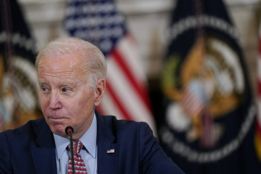 Biden överväger regler för AI-verktyg - Biden