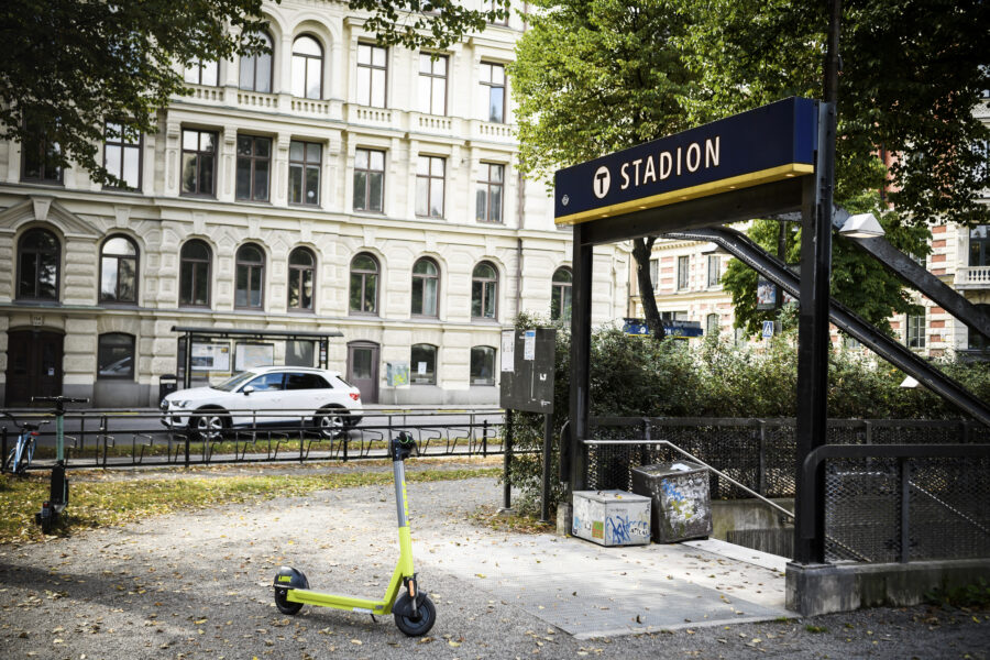 Tunnelbanenedgång vid Stadion.