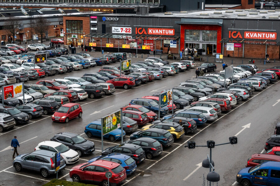 Utsikt över parkeringen och Ica Kvantum i Sickla köpkvarter.