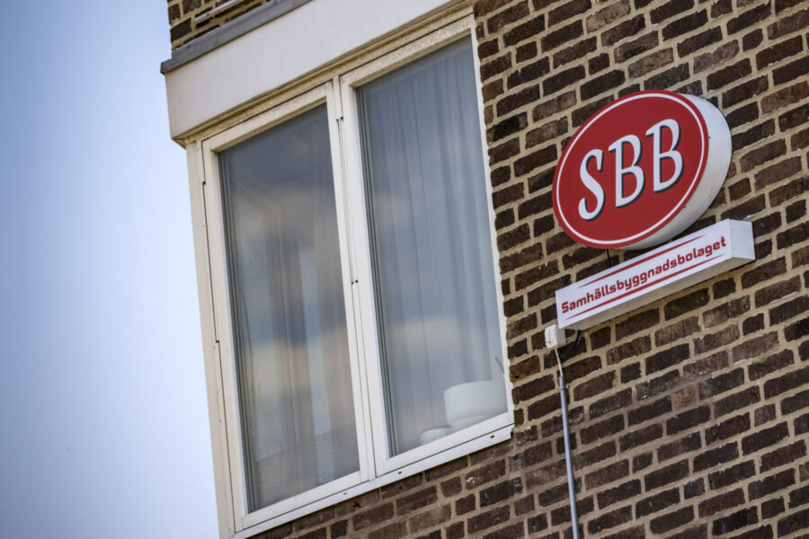 SBB:s logga på fasaden till ett flerfamiljshus i Helsingborg.