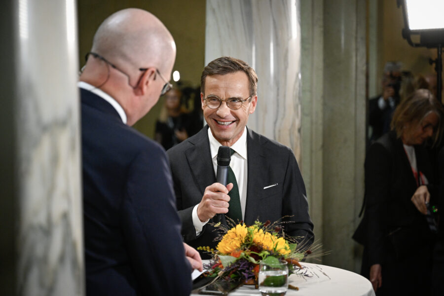 Statsminister Ulf Kristersson (M) intervjuas av SVT:s inrikespolitiska kommentator Mats Knutsson i samband med Riksmötets öppnande.