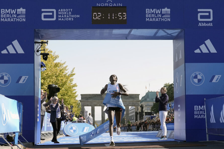 Adidas släpper löparsko som kostar 5 500 kronor - APTOPIX Germany Berlin Marathon