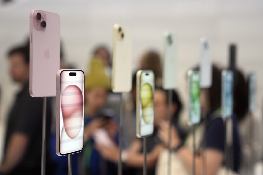 Apple-anställda strejkar under iPhone 15-lanseringen - iPhone 15 and 15 Plus models are displayed during an announcement of new products on the Apple campus Tuesday, Sept. 12, 2023, in Cupertino, Calif. (AP Photo/Jeff Chiu)  CAMS126