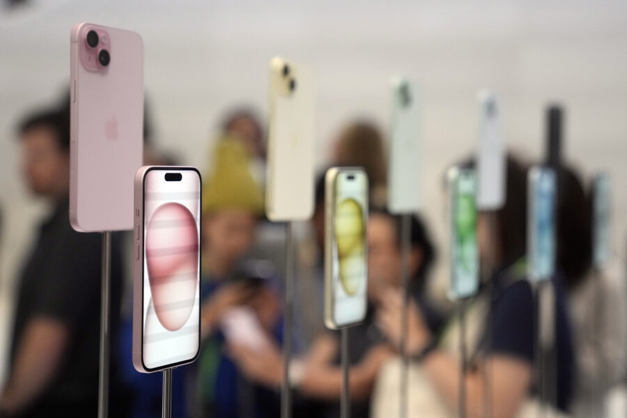 Iphone 15 säljer sämre än föregångaren i Kina - iPhone 15 and 15 Plus models are displayed during an announcement of new products on the Apple campus Tuesday, Sept. 12, 2023, in Cupertino, Calif. (AP Photo/Jeff Chiu) CAMS126