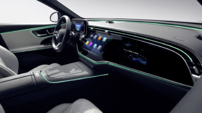 Over-the-Air-Updates ermöglichen neue Unterhaltungs- und NavigationsangeboteOver-the-air updates bring new entertainment and navigation offerings to Mercedes-Benz customers