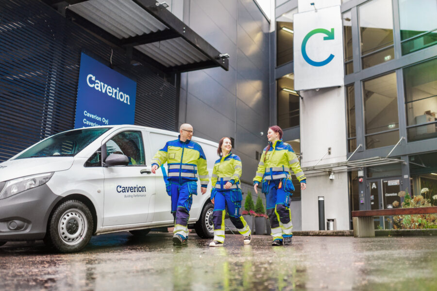 Triton köper fler aktier i Caverion – äger nästan 68 procent av aktierna - Team of service technicians heading to work at Vapaala, Finland (2020).