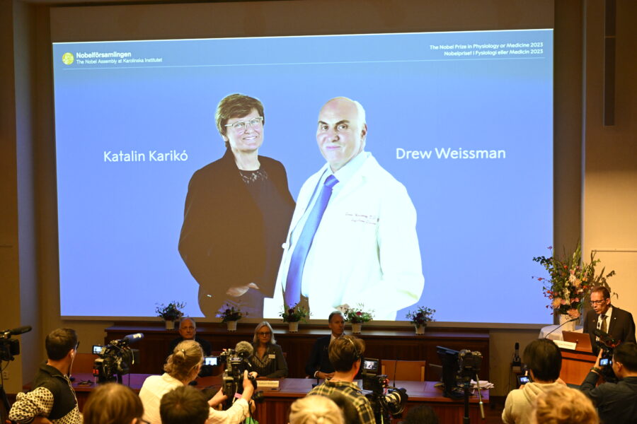 Katalin Karikó och Drew Weissman tilldelas årets Nobelpris i fysiologi eller medicin då Nobelförsamlingen vid Karolinska Institutet tillkännager årets Nobelpris i fysiologi eller medicin.