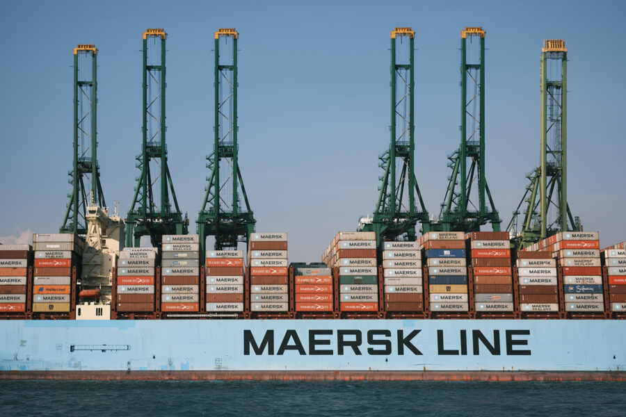 Trots attacker: Maersk planerar trafik genom Suezkanalen - Maersk