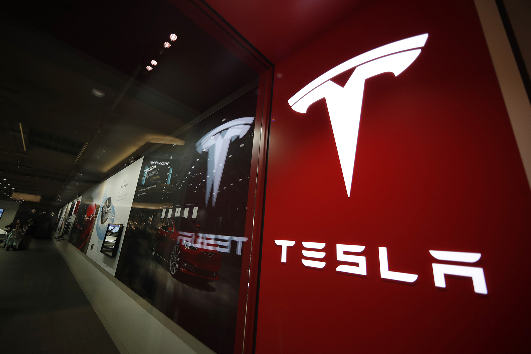 Uppgifter: Teslas CIO lämnar dagar före lansering av robottaxi