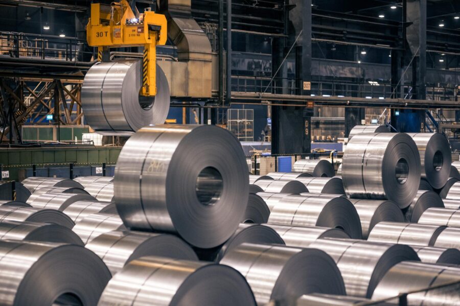 SSAB belönas med höjda riktkurser efter rapport - Industri stål fabrik