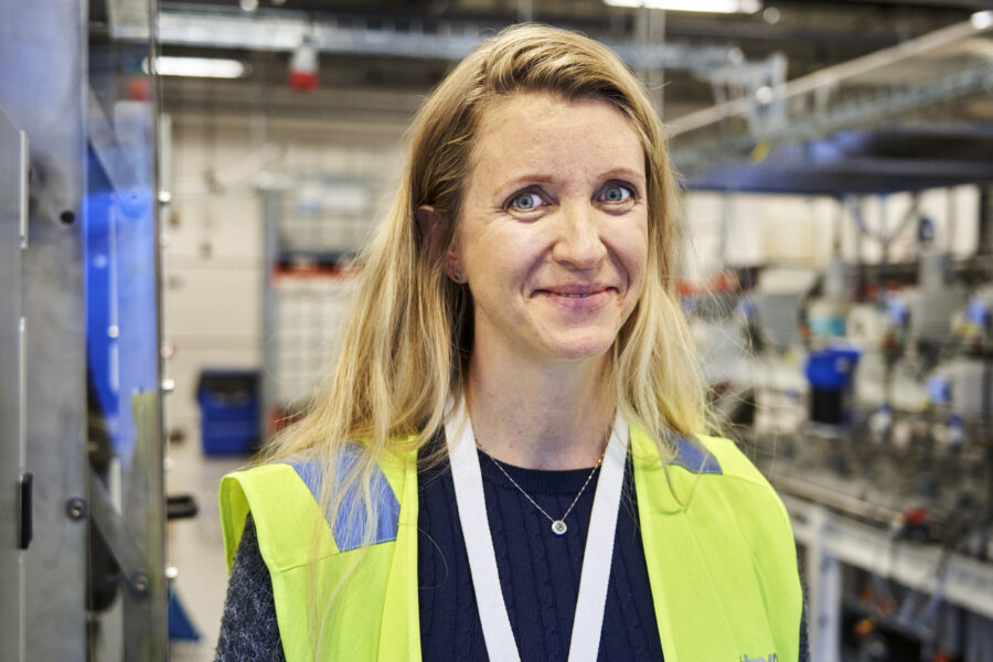 Emma Nehrenheim, på Northvolts fabrik i Västerås.