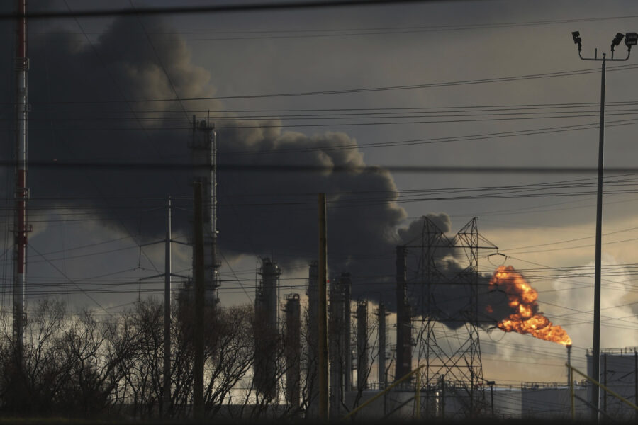 Exxon tar nedskrivningar på upp till 2,6 miljarder dollar - APTOPIX Severe Weather Texas