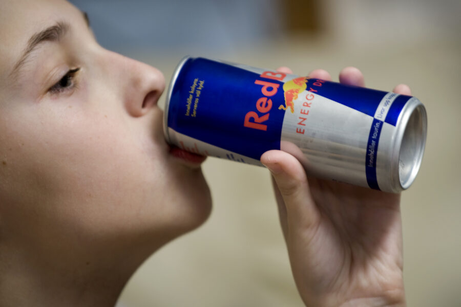 Red Bull ökade försäljningen till 10 miljarder euro under 2023 - POJKE DRICKER RED BULL