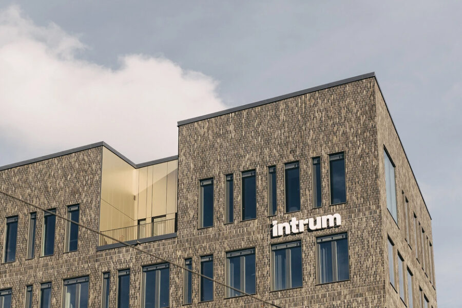 Intrum rasar efter Arctic Securities rejäla kapning av riktkursen - Intrum hus