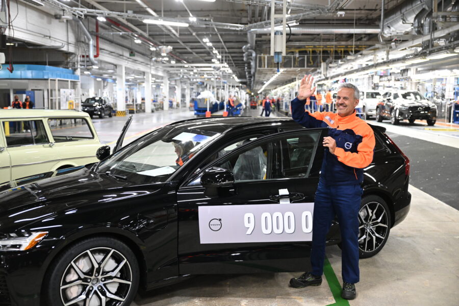Volvo Cars vice VD Javier Varela vid en Volvo V60.