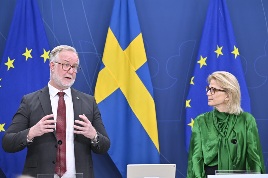 Arbetsmarknads- och integrationsminister Johan Pehrson (L) och finansminister Elisabeth Svantesson (M) under pressträffen där reformering av arbetslöshetsförsäkringen presenteras.