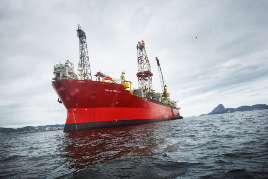 Stora volymer rysk diesel flyter omkring på fartyg - OLJEFARTYG olja
