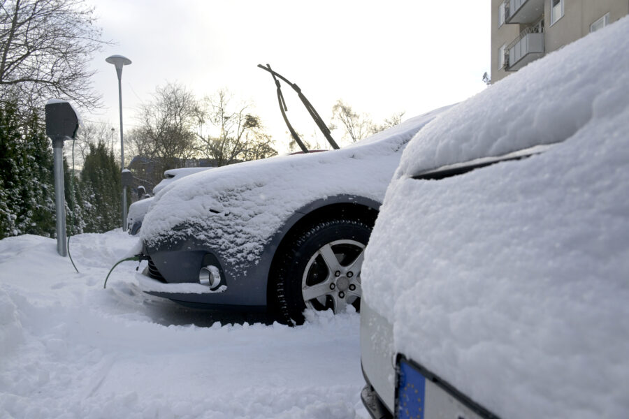 Nybilsregistreringarna sjönk med 21% i mars - SNÖKLÄDDA BILAR