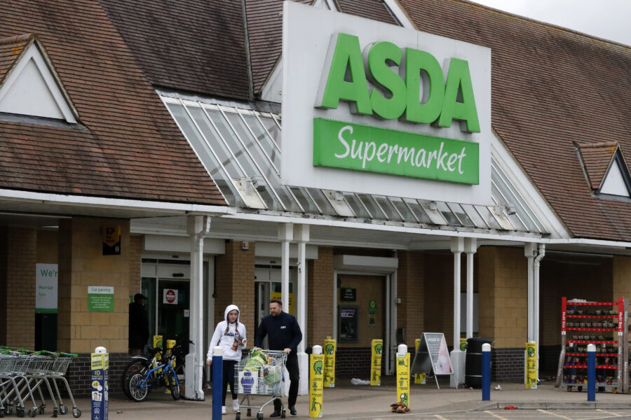 Asda höjer lönerna för butikspersonal med 8,4% - Britain Asda Equal Pay