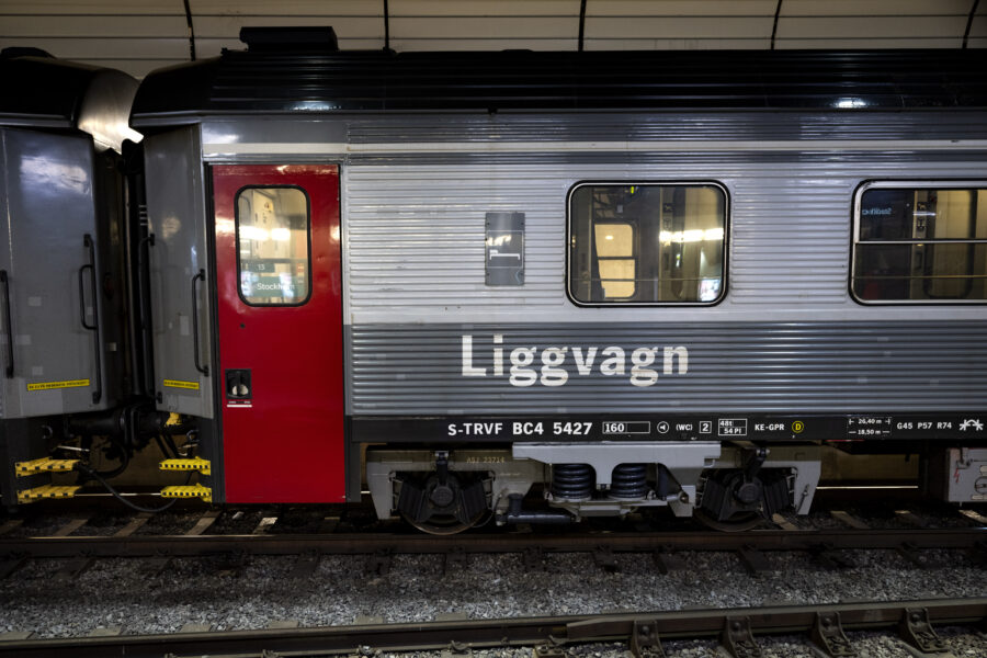 En tåg vid perrongen på Stockholm centralstation.