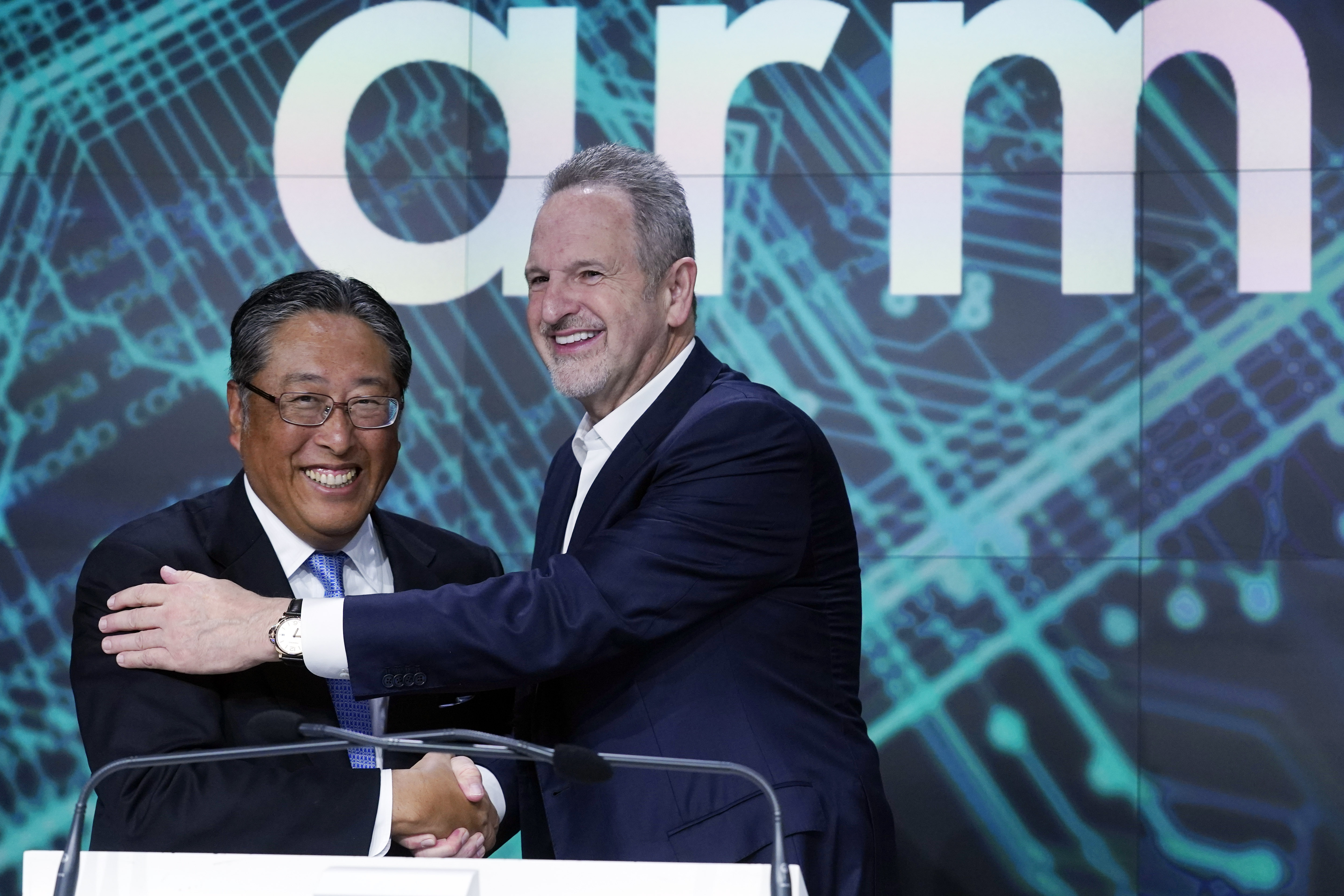 Arm Holdings omsättning högre än väntat och resultat ökar - men föll tvåsiffrigt i efterhandeln