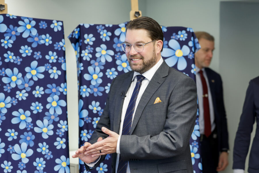 Sverigedemokraterna omplacerar två medarbetare efter TV4-granskning - Sverigedemokraterna SD