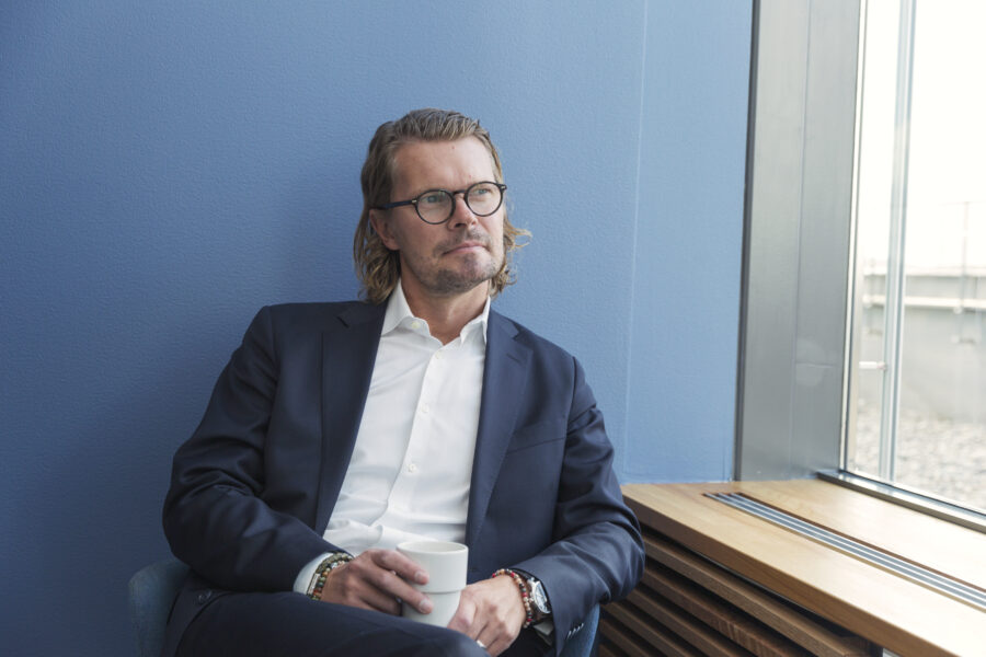 Swedbank och chefstrategen Mattias Isakson tror på aktier.