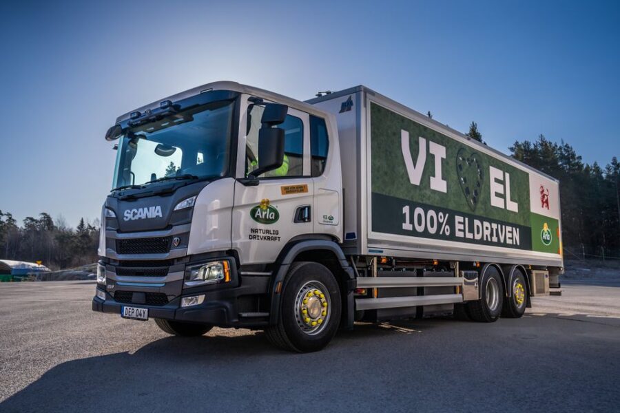 Arla stärker flottan med 15 ellastbilar från Volvo - Volvo Arla ellastbil