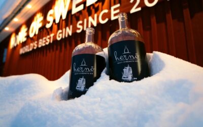 Hernö Gin flaskor i snön
