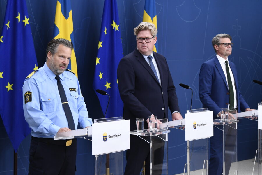 Justitieminister Gunnar Strömmer (M) håller en pressbriefing tillsammans med Johan Olsson (t v), chef för Nationella operativa avdelningen vid Polismyndigheten, och Fredrik Hallström (t h), operativ chef vid Säkerhetspolisen. De ger en lägesbild av säkerhetsläget i Sverige.