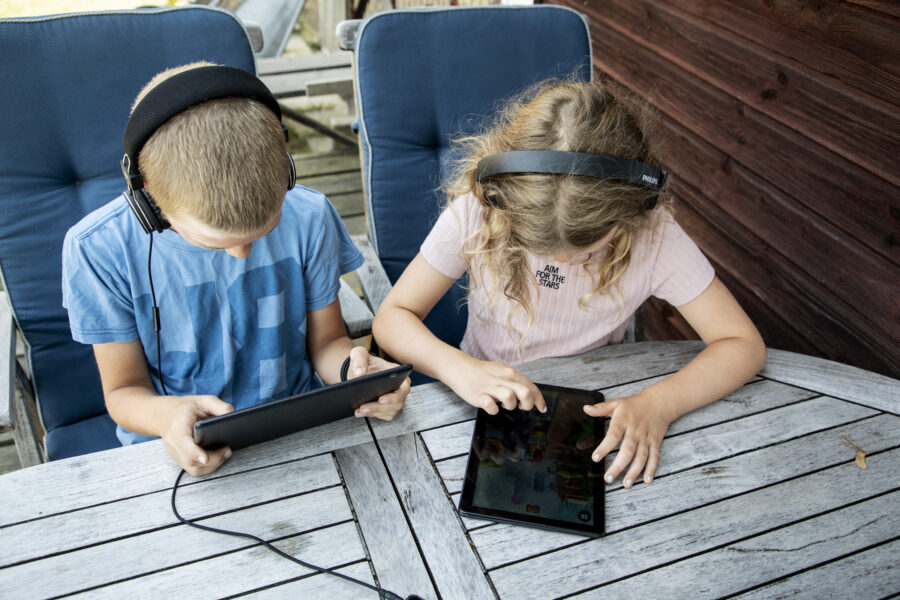 Folkhälsomyndigheten ger unga nya rekommendationer för digital medieanvändning - BARN OCH SURFPLATTOR
