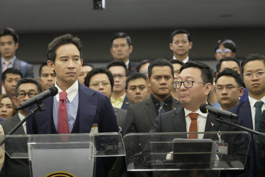 Thailändsk oppositionsledare vill få igenom lag som förbjuder upplösning av politiska partier - Thailand Politics