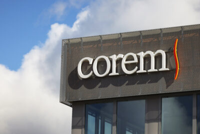 corem-logo-fasad-fastighet-gra