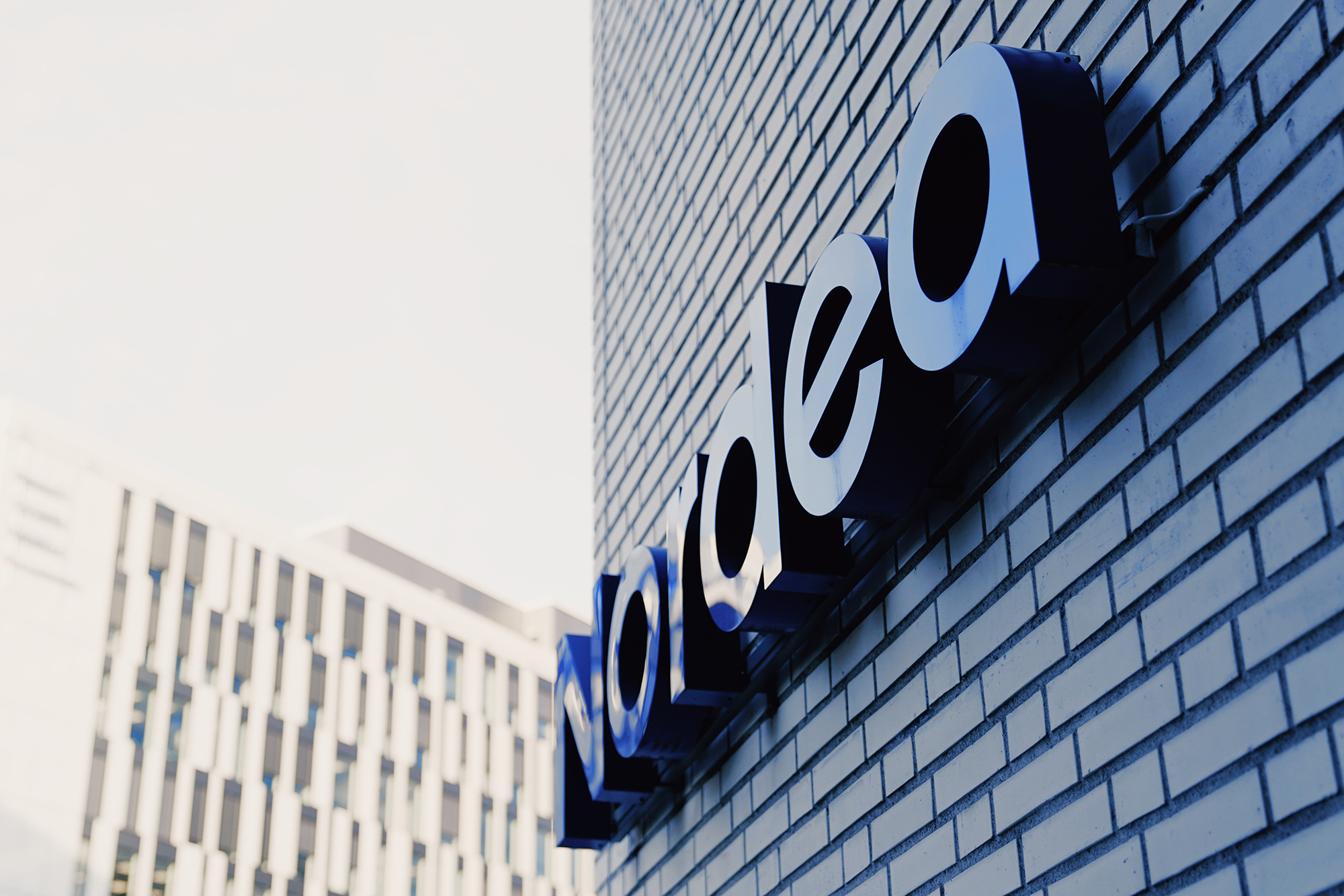Nordea tappar flera chefer till Danske Bank