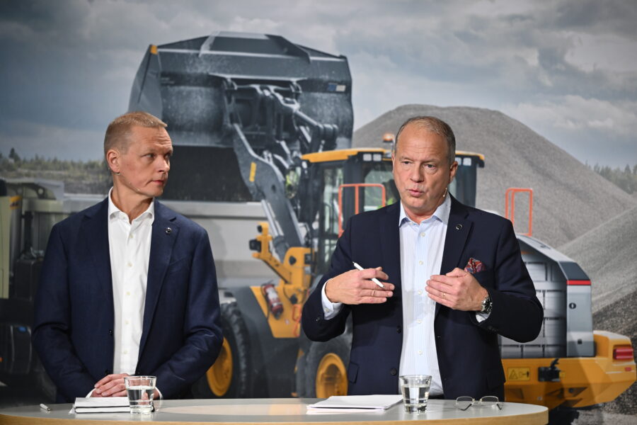 Martin Lundstedt, VD och koncernchef i AB Volvo och Mats Backman, finanschef, presenterar Volvokoncernens rapport för det tredje kvartalet 2024 vid en pressträff på fredagen.