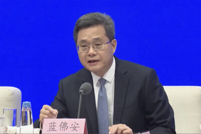 Kinas finansminister Lan Fo'an på en presskonferens i Beijing på lördagen