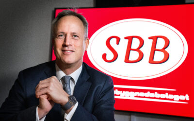 man framför logga sbb