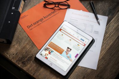 pension PPM orange-kuvert-lasplatta-bord