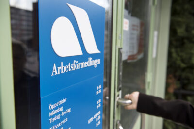 en dörr som någon är på väg att öppna till arbetsförmedlingen