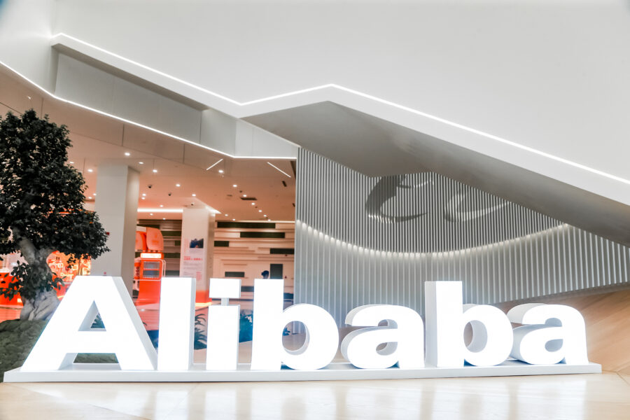 Bokstäverna Alibaba i ett modernt kontor