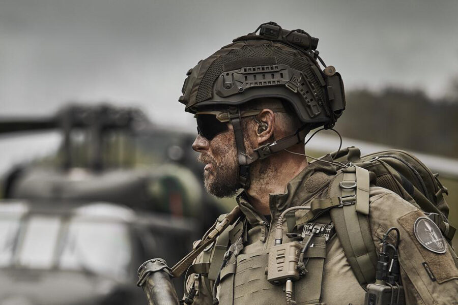 en militär med headset