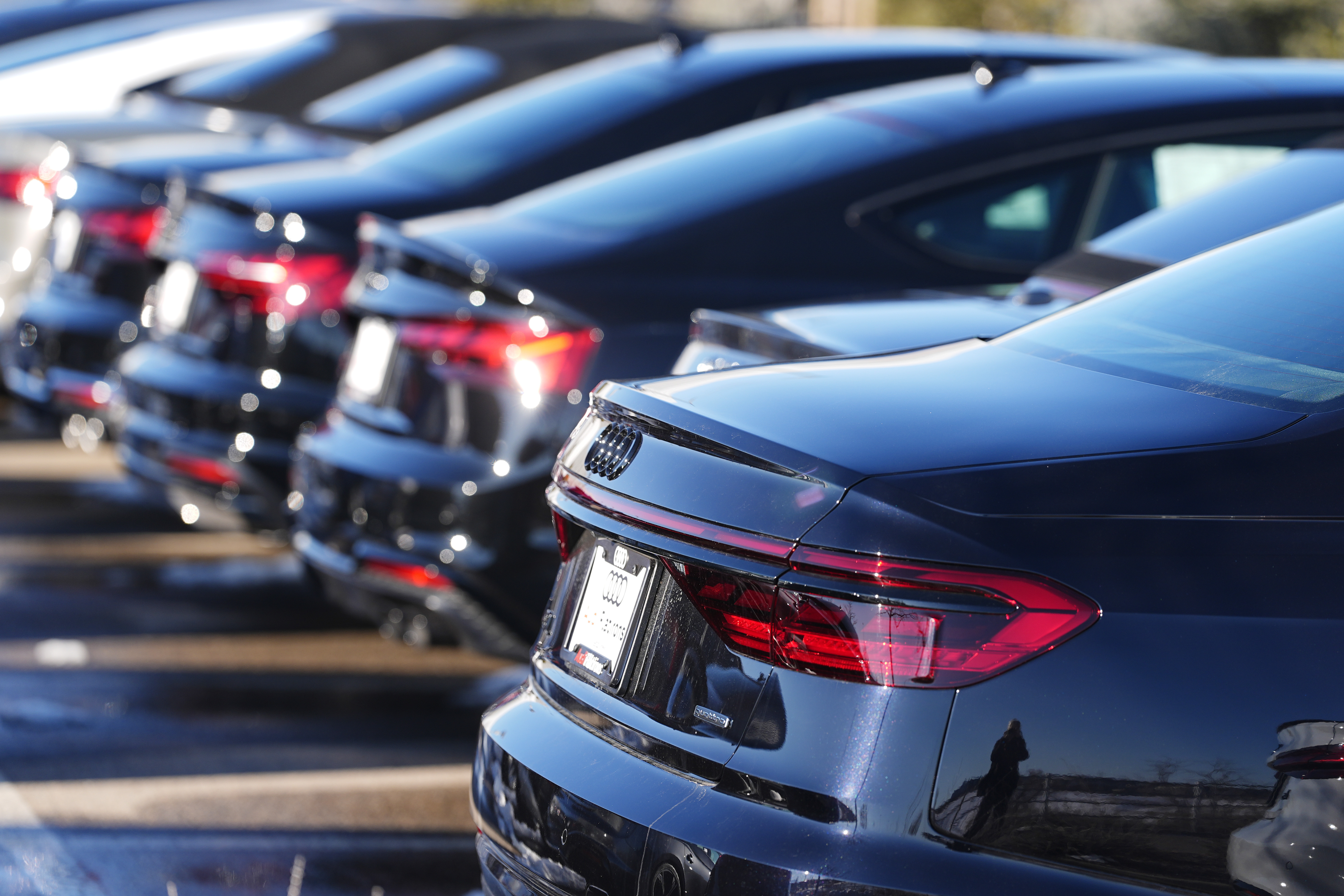 Audi ska dra ner på 7 500 jobb