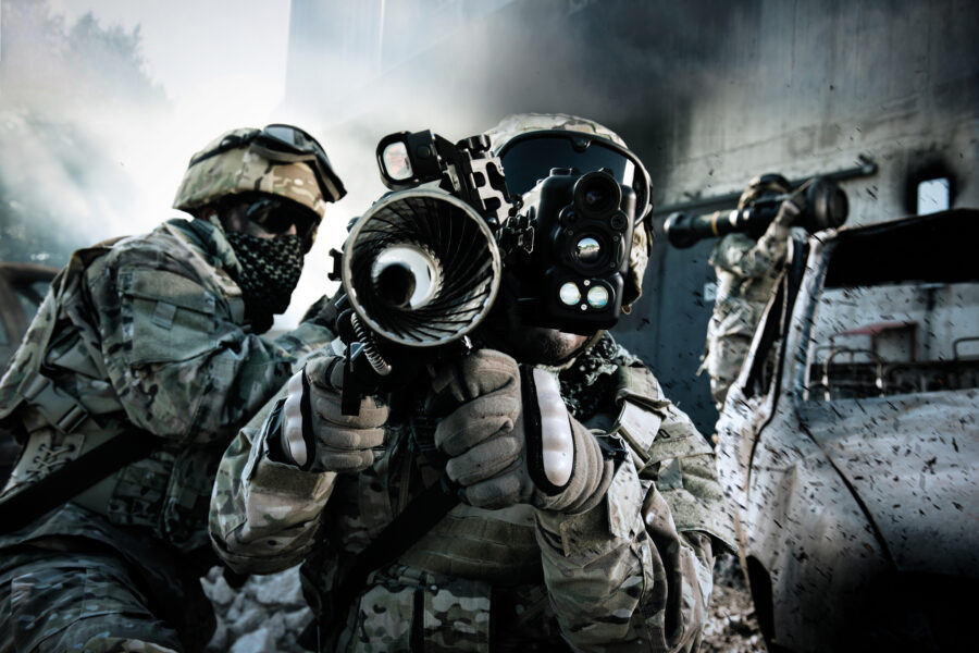 två militärer med granatgeväret carl gustaf