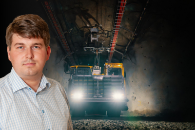 En elektrisk gruvtruck från Epiroc som kraftförsörjs genom elledning i tunneltaket.