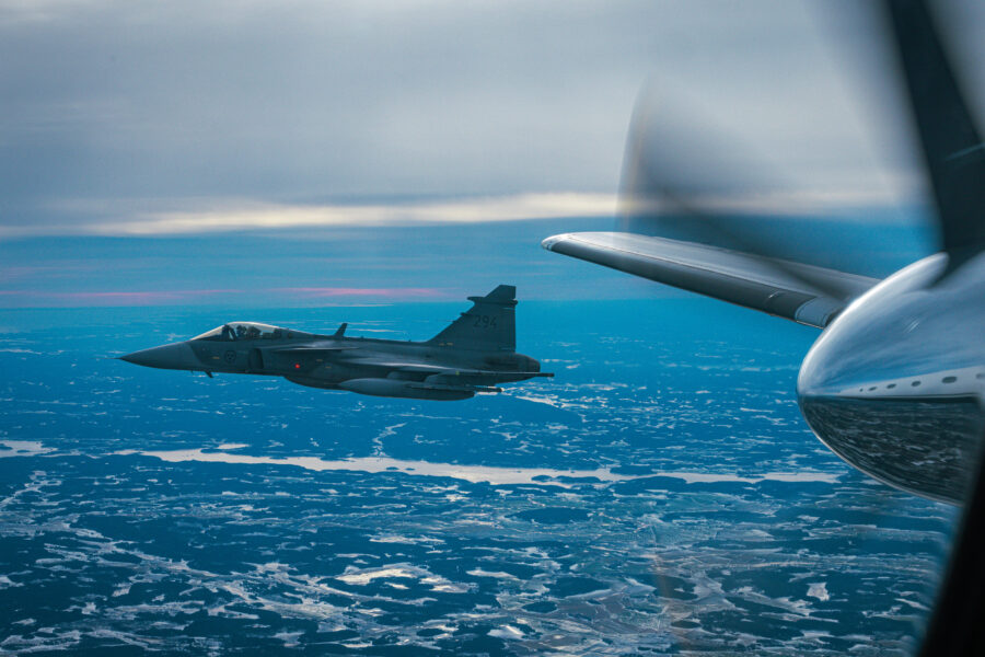 ett gripenflyg sett från ett anat flyg med rotor
