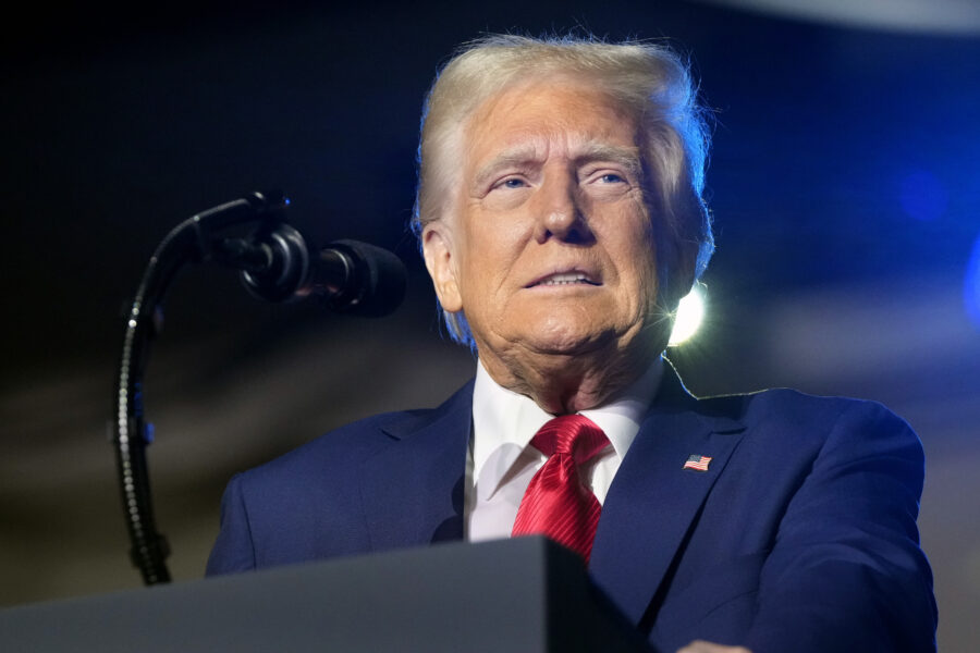 Trump skjuter på höjda EU-tullar till juli - Trump