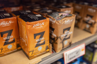 kaffepaket på en butikshylla
