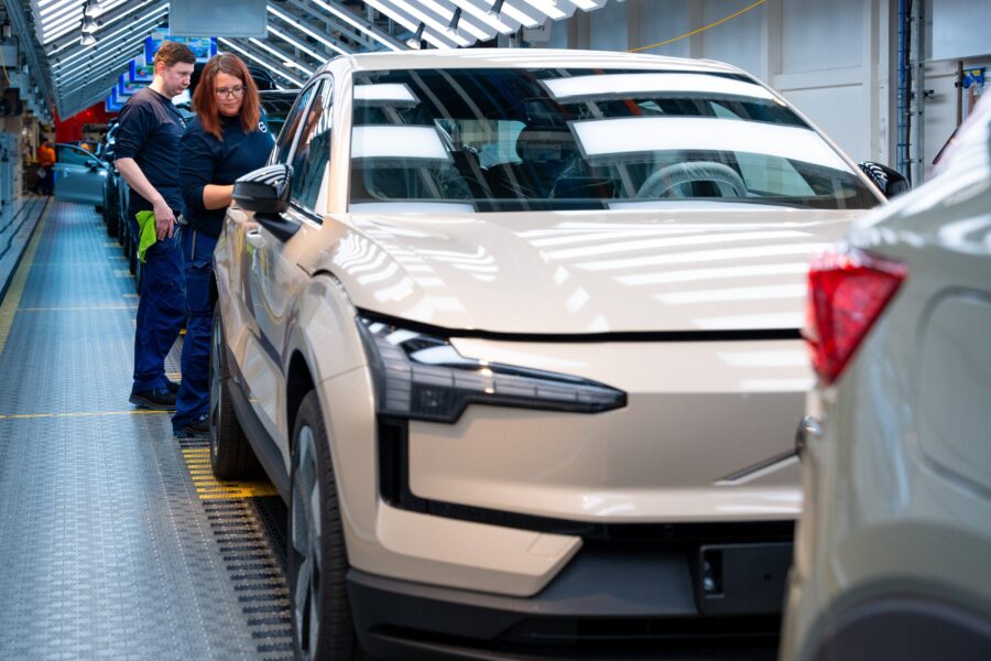 Volvo Cars globala försäljning sjönk med 12% i maj - EX30 Start of Production at Volvo Car Gent