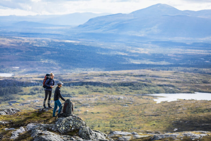 Vy över ett fjäll med två vandrare