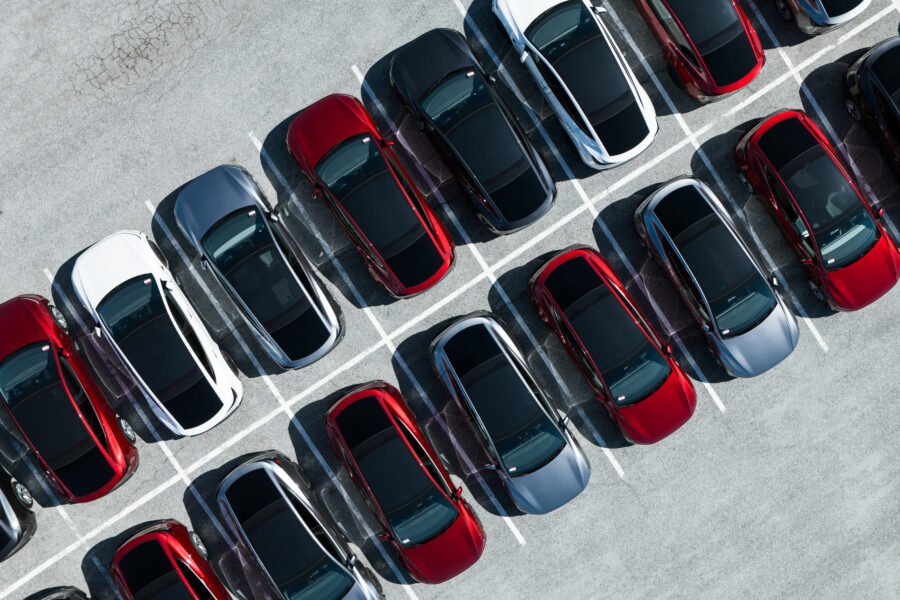 Parkerade teslabilar uppifrån